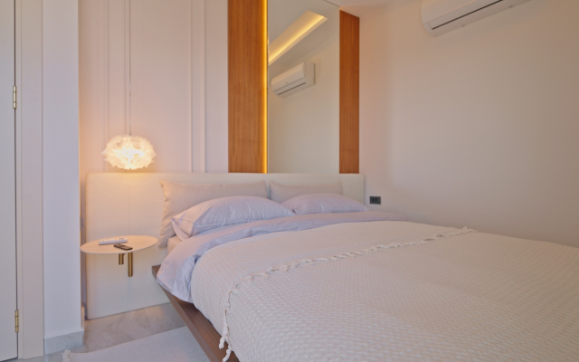 Qoople Legend A40 v 100 Metrakh ot Morya Apartments