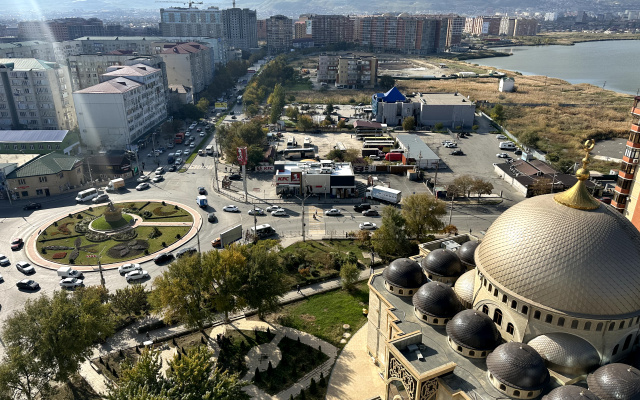 Appartamenty "Elenika" dvuhkomnatnaa kvartira v Mahackale s vidom na ozero i mecet'