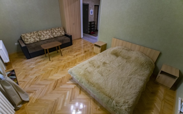 Prostornye trehkomnatnye apartamenty v kurortnoy chasti Zheleznovodska