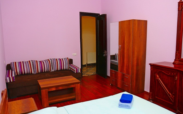 Ot Russkoj Sluzhbyi Servisa Guest House
