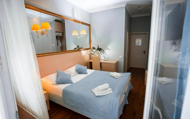 Aruna Hotel