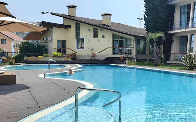 Частный дом Дом с бассейном