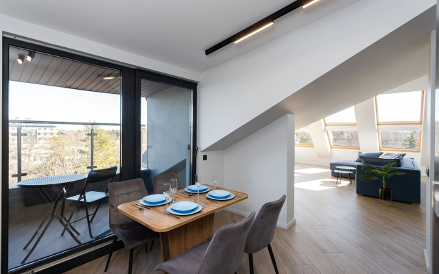 Квартира с Мансардными Окнами и Видом на Море