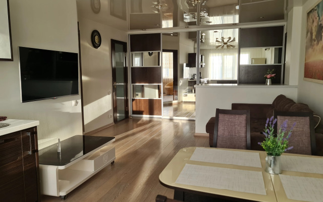 Utopayuschaya V Krasote Zaliva I Zakatnogo Solntsa Flat