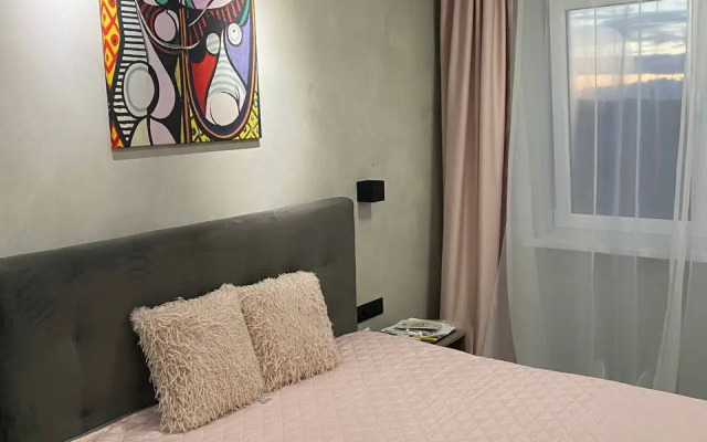 Апартаменты Пикассо - индустриальный шик с яркими акцентами