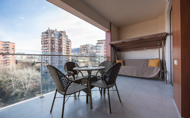 S Prostornoy Terrasoy i Vidom na Park Apartments