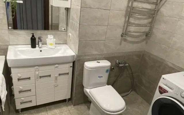 Prostornaya Yevro-Tryoshka U Metro (1) Apartment