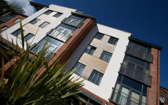 Апарт-отель Roomzzz Leeds Headingley