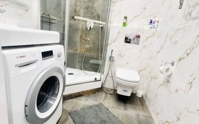 Svetlaya s dizajnerskim remontom okolo metro Apartment