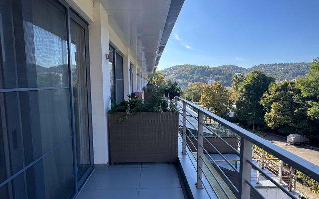 U morya s balkonom Sochi pos. Dagomys Apartments