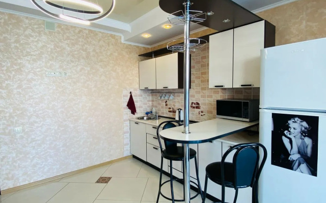 V Tsentre Goroda V Novom Dome Flat
