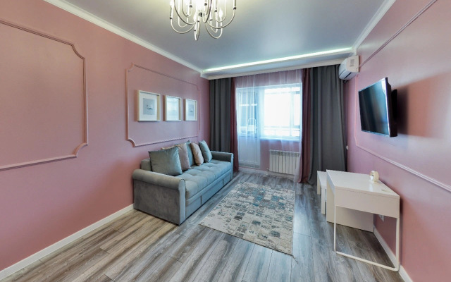 V Tsentre Astanyi s Vidom iz Okna Apartments