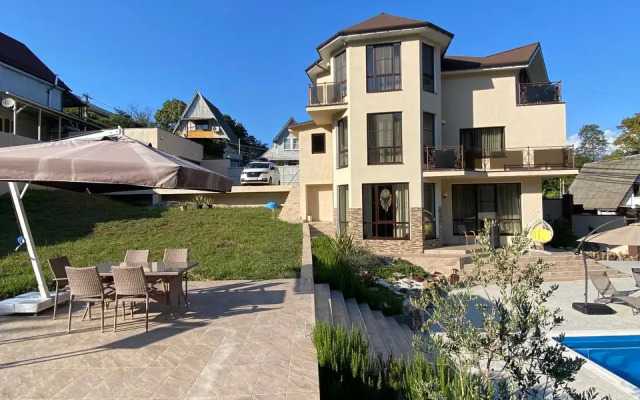 S Basseynom I Baney Private House