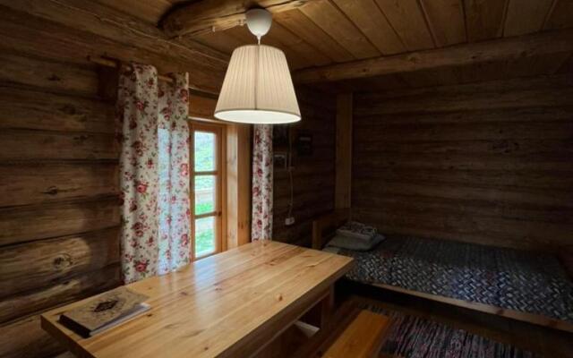 Бунгало Изба Пасечника трехместная. Хутор Медовый.