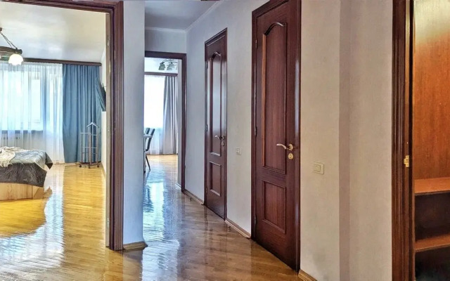 Bolshaya uyutnaya vozle parka flat