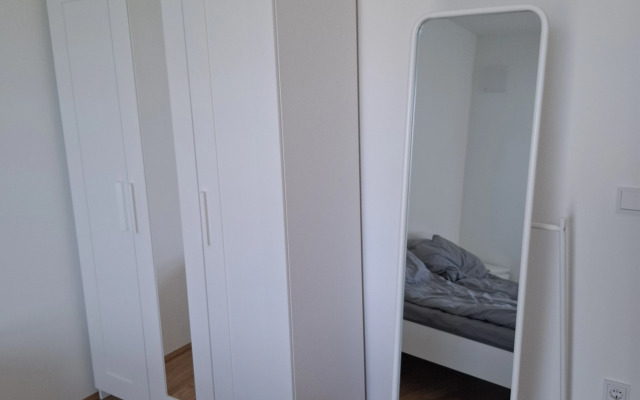 Zamechatelnaya Kvartira vo 2m Rayone Veny s Uyutnym Balkonom Flat