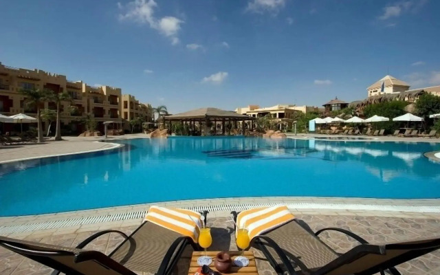 Курортный Отель Swiss Inn Pyramids Golf Resort - фото 4