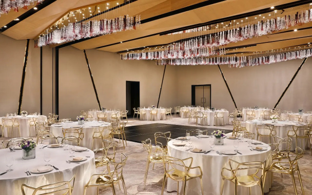 AlRayyan Hotel Doha, Curio Collection by Hilton