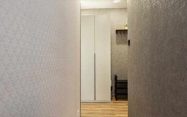 FullHouseApart dvukhkomnatnye apartamenty s balkonom i detskoy krovatkoy Apartments