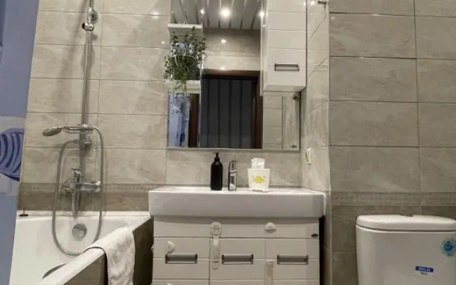 Prostornaya Yevro-Tryoshka U Metro (1) Apartment