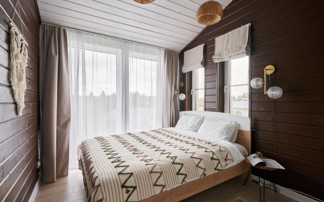 Частный дом с панорамными окнами у озера