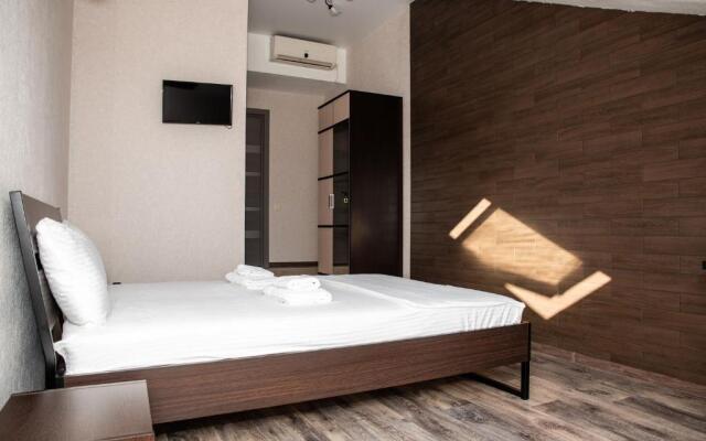 Everest Hotel