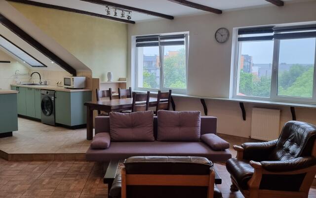 Dvukhurovnevaya Kvartira S Vidom Na More Apartments