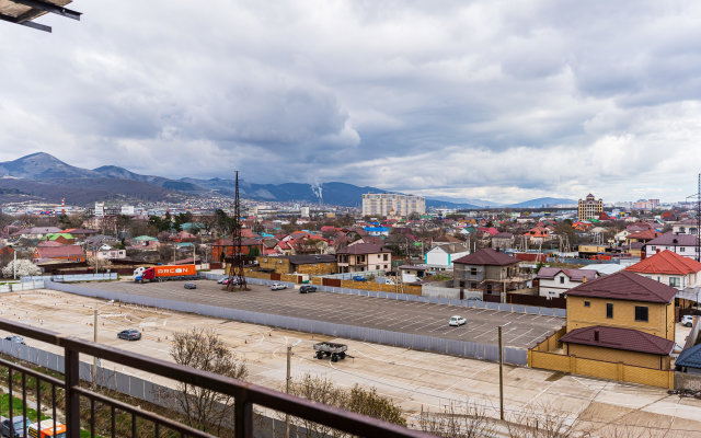 V tsentre Novorossiyska s vidom na gory i gorod LetoApart Apartments