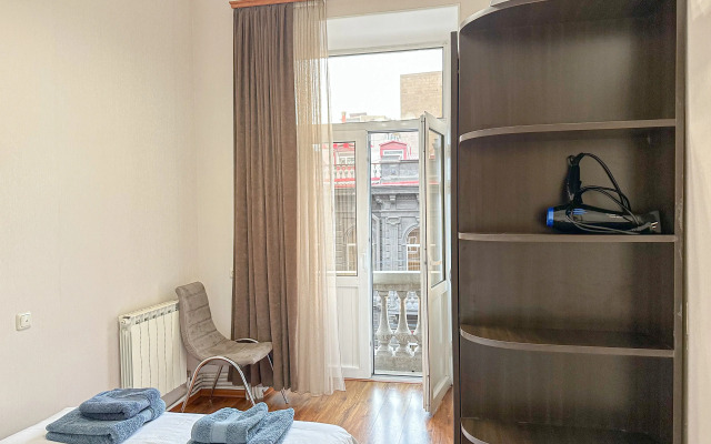 S Frantsuzskim Balkonom Apartaments