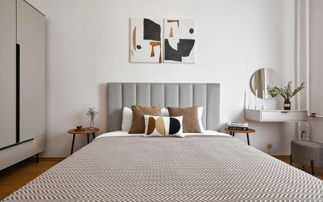 Квартира FlatStay Карповки 16| Большая видовая 4шка с камином