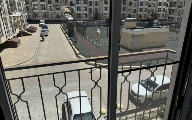 145 S Balkonom I Vitrazhnym Ostekleniem Flat