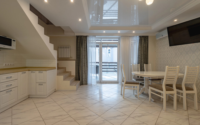 Dvukhetazhnaya S Terrasoy Otdykh U Ruchyya Flat