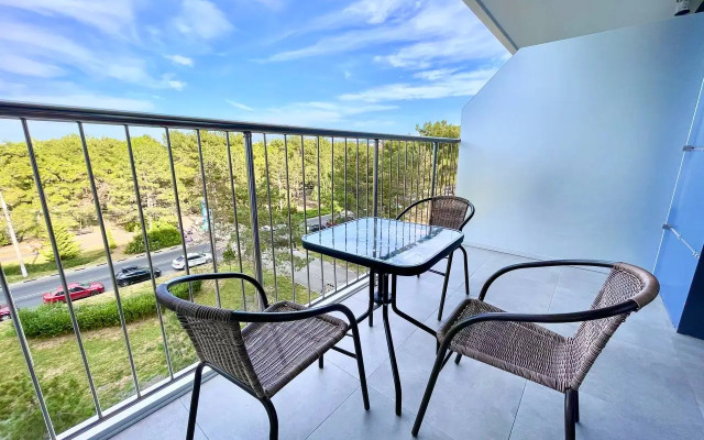 S basseynom u morya Apartment