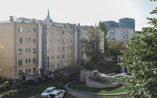 Na Maloy Gruzinskoy Dvukhkomnatnaya Flat