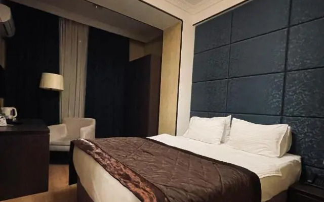 Family Grand Mirror Hotel