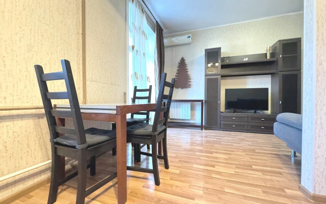 Квартира Трехкомнатная с Балконом и Кондиционером в Центре на Весенней