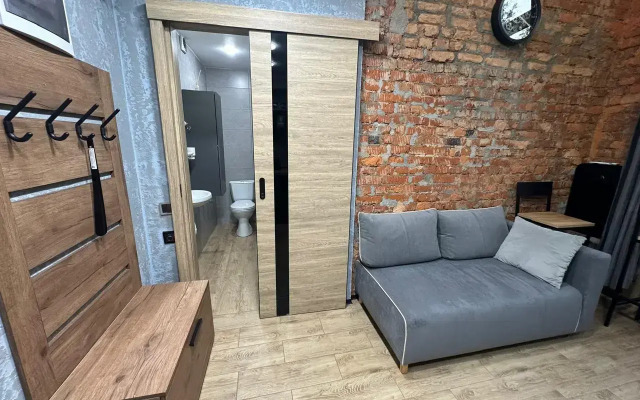 Dvukhurovnevaya studiya s dvumya sanuzlami v parke Apartments