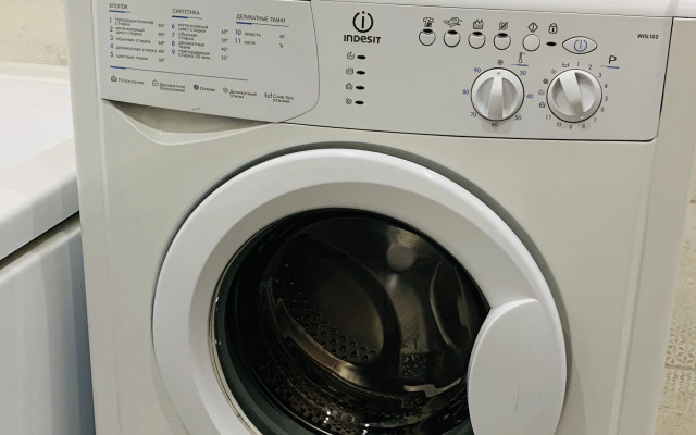 Uyutnay U Ozera V Teni Sosnovogo Parka Flat