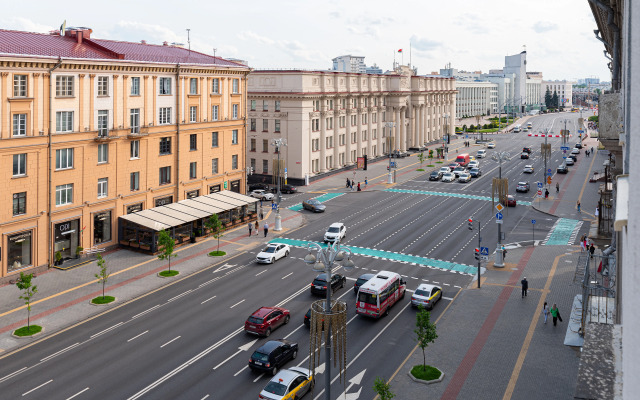 Апартаменты Сталинка после ремонта с видом на главный проспект Минска, крыши и закаты