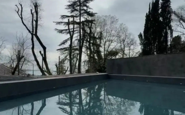 V Sochi Tsentr  Khosty s kruglogodichnym podogrevaemym bassejnom i vidom na more AK Gorka Apartments