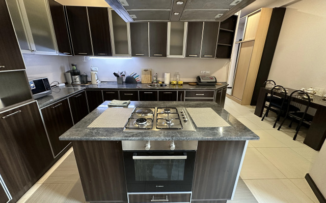 3-komn. ryadom s restoranom DIMOND, DI8210 Flat