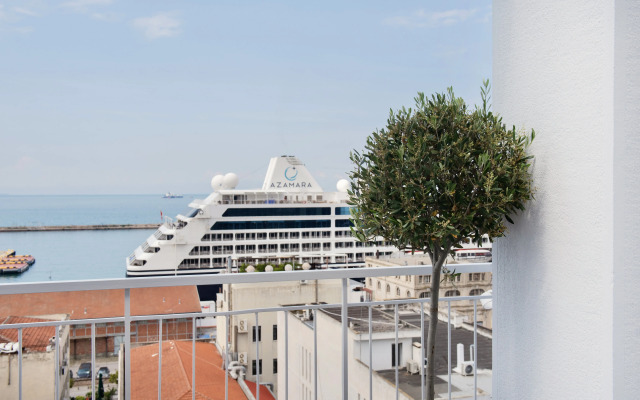 Oddity Seafront Penthouse Apartments