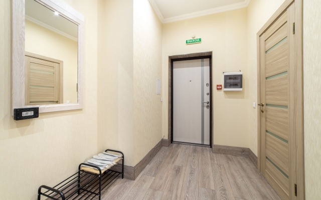 Prostornaya dlya gostey 6kh s krovatkoy i pelenal'nym stolikom dlya detey i kukhonnoy zonoy Flat