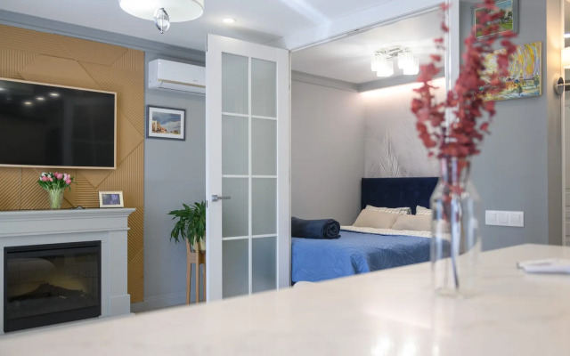 Uyutnaya s dizaynerskim remontom Flat