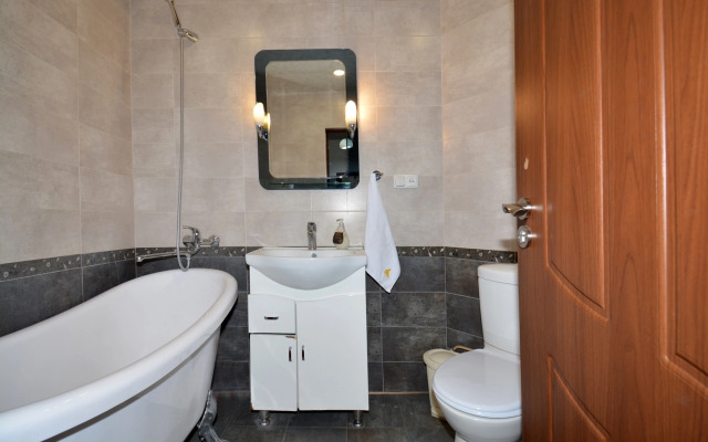 Trekhkomnatnaya Prostornaya na Severnom Prospekte, Hh556 Flat