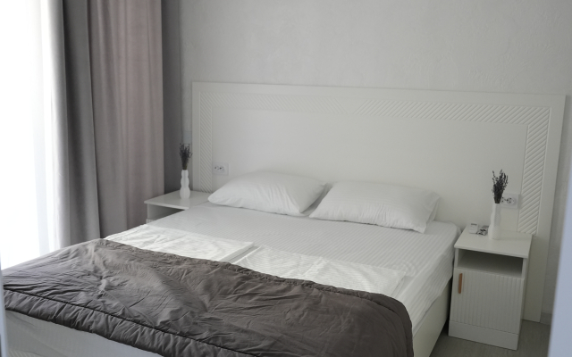 Апартаменты на Светлой 18 (205)