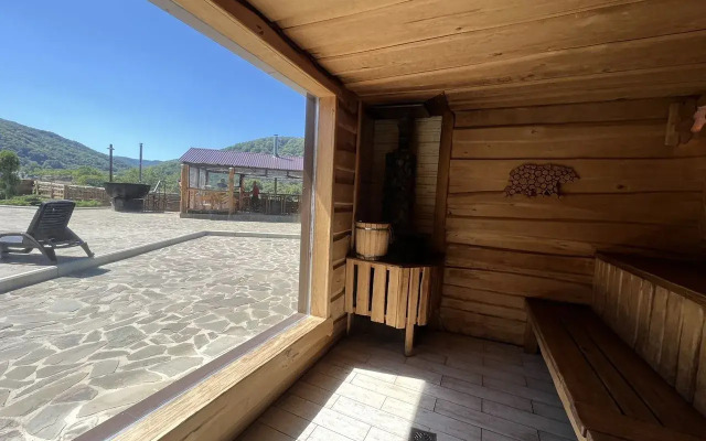 S basseynom Private house