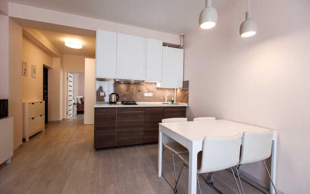 Komfort s otdelnoy spalney i balkonom Apartments