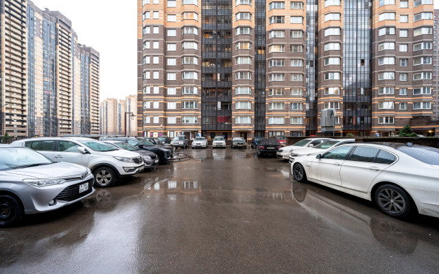 Ryadom s m. Parnas Flat