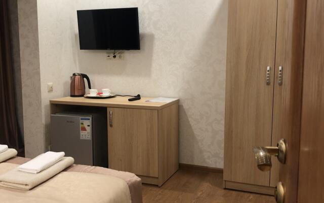 Tri Sezona Hotel